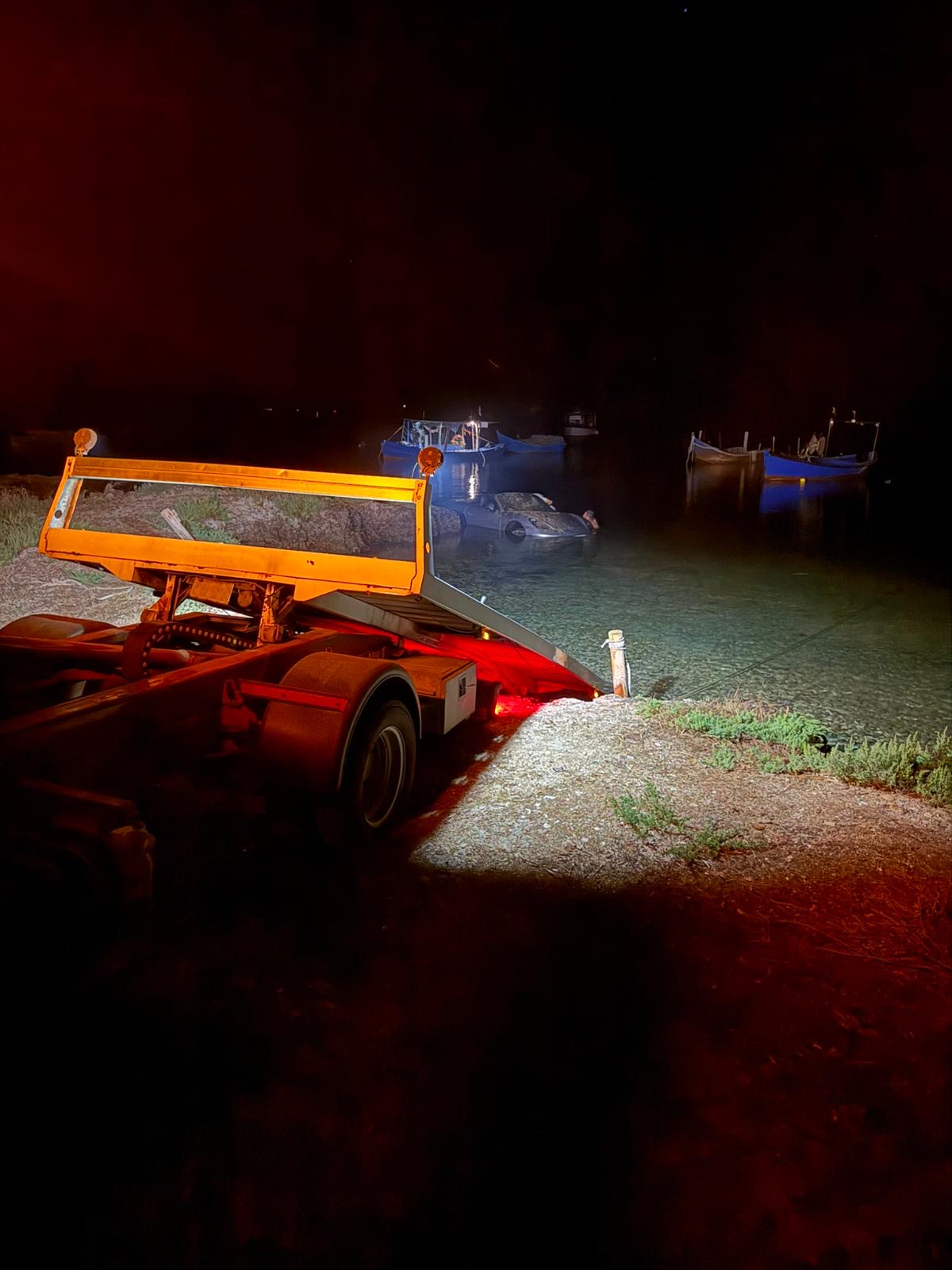 Recupero notturno di un'auto finita in mare con carroattrezzi — soccorso stradale Sulcis Iglesiente
