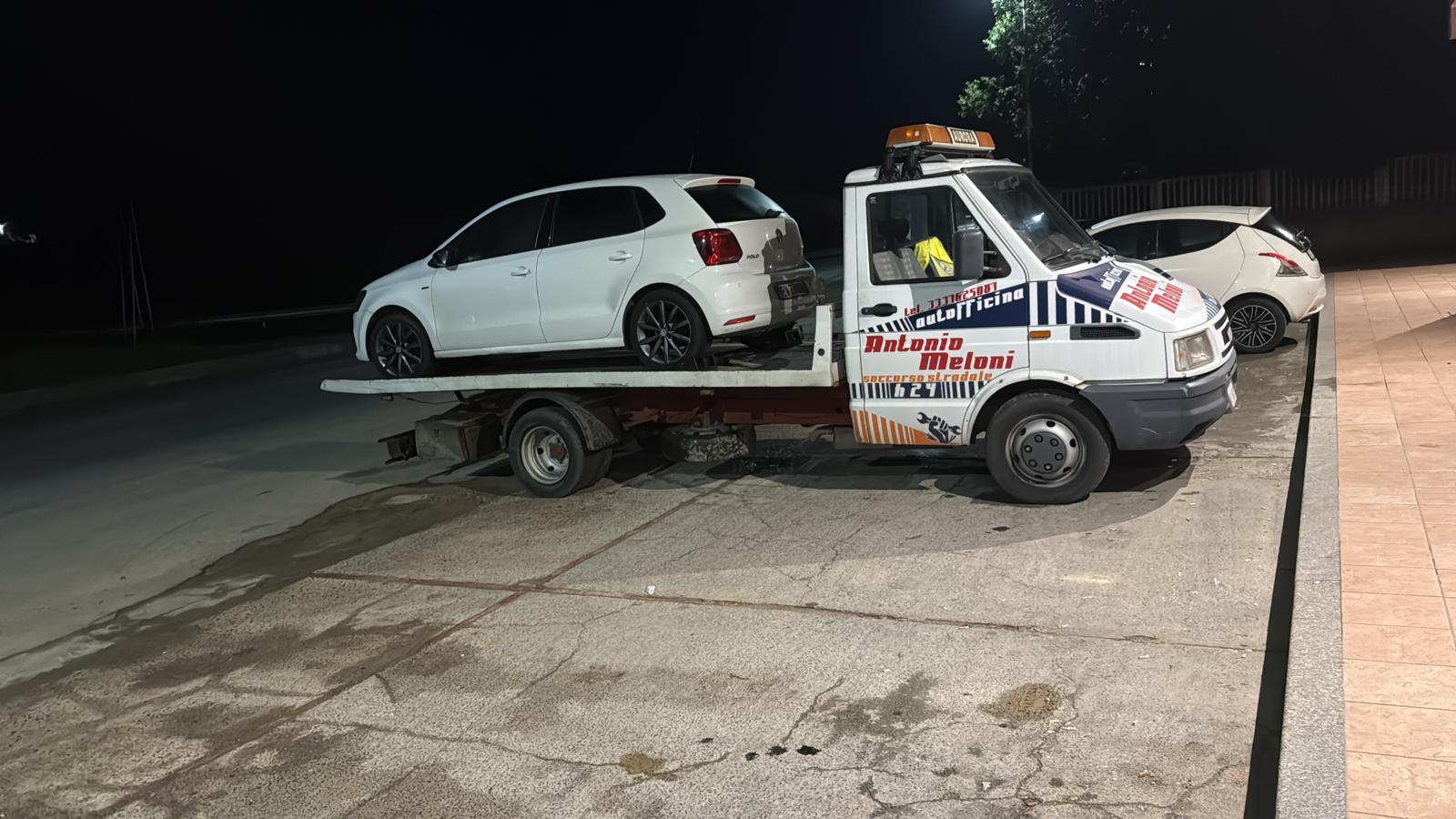Soccorso stradale notturno con auto in panne caricata sul pianale — Antonio Meloni Carbonia