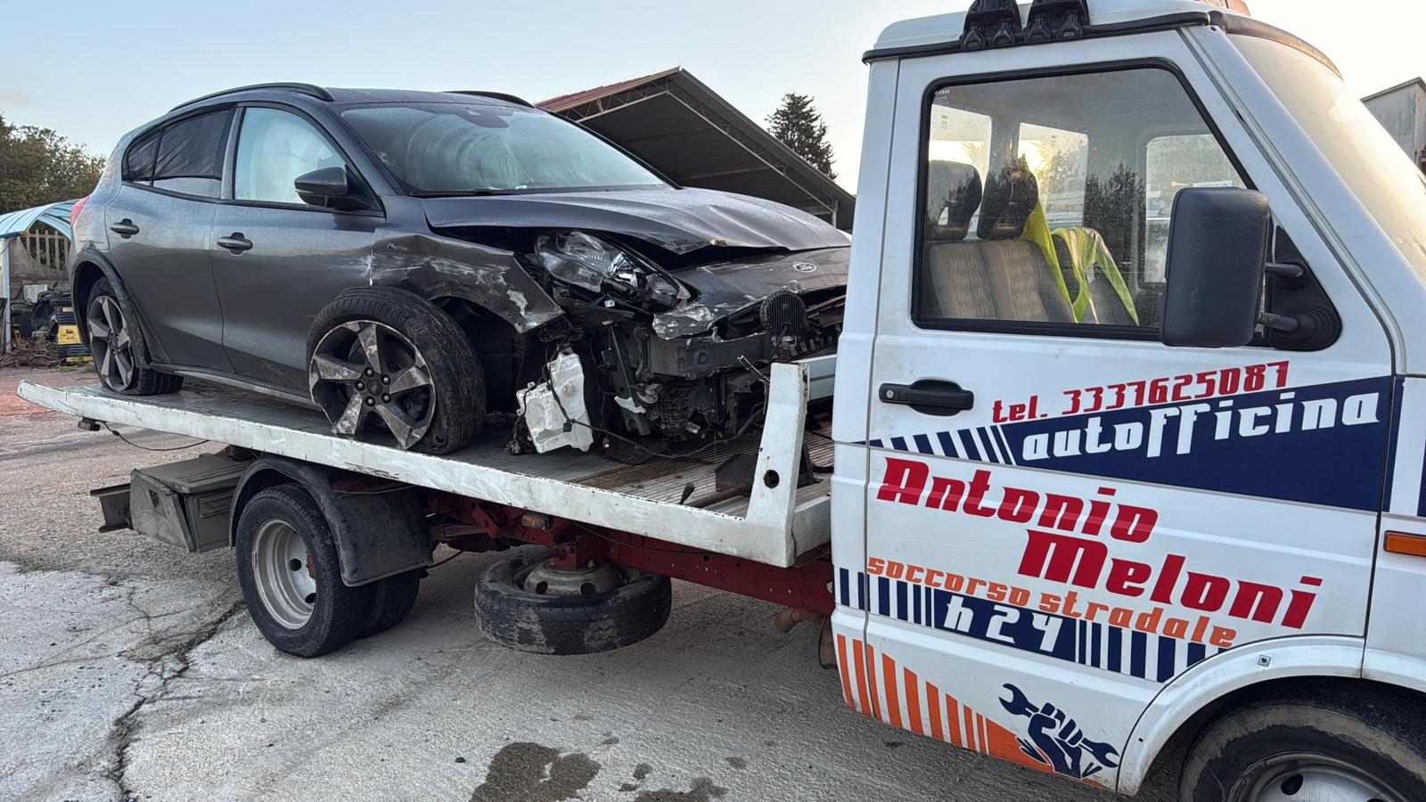 Auto incidentata sul pianale del carroattrezzi Antonio Meloni soccorso stradale h24