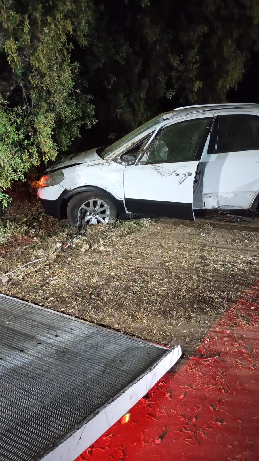 Recupero notturno di un'auto uscita di strada contro un albero — carroattrezzi Antonio Meloni