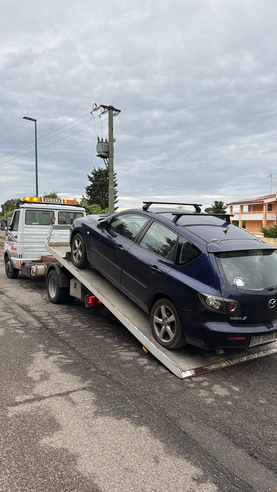 Auto caricata sul pianale del carroattrezzi per il trasporto in officina a Carbonia