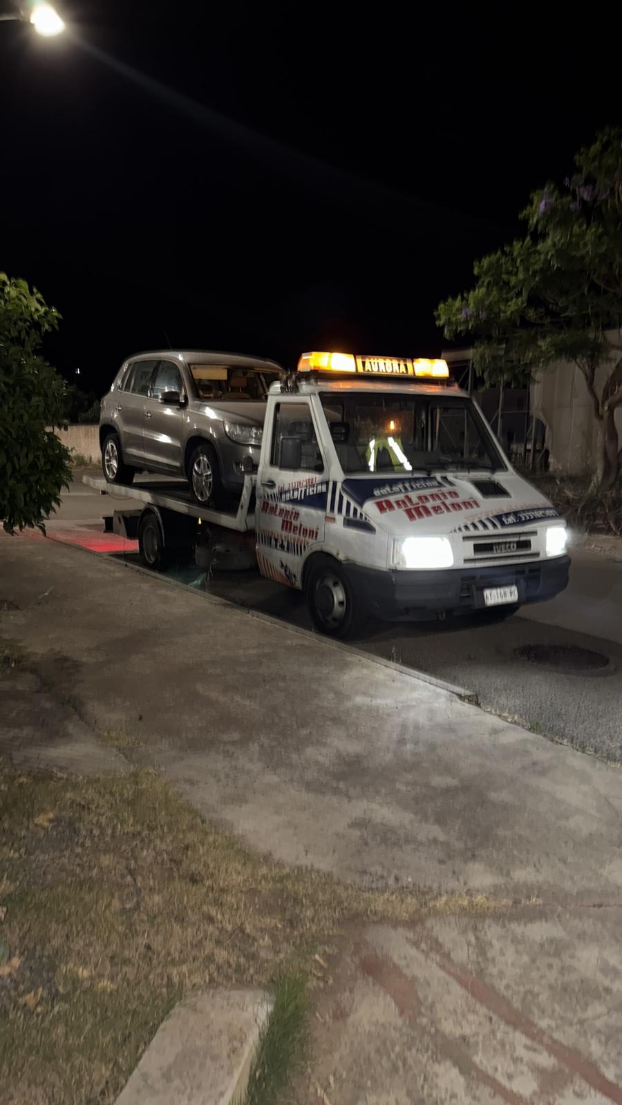 Soccorso stradale notturno con SUV caricato sul carroattrezzi Antonio Meloni