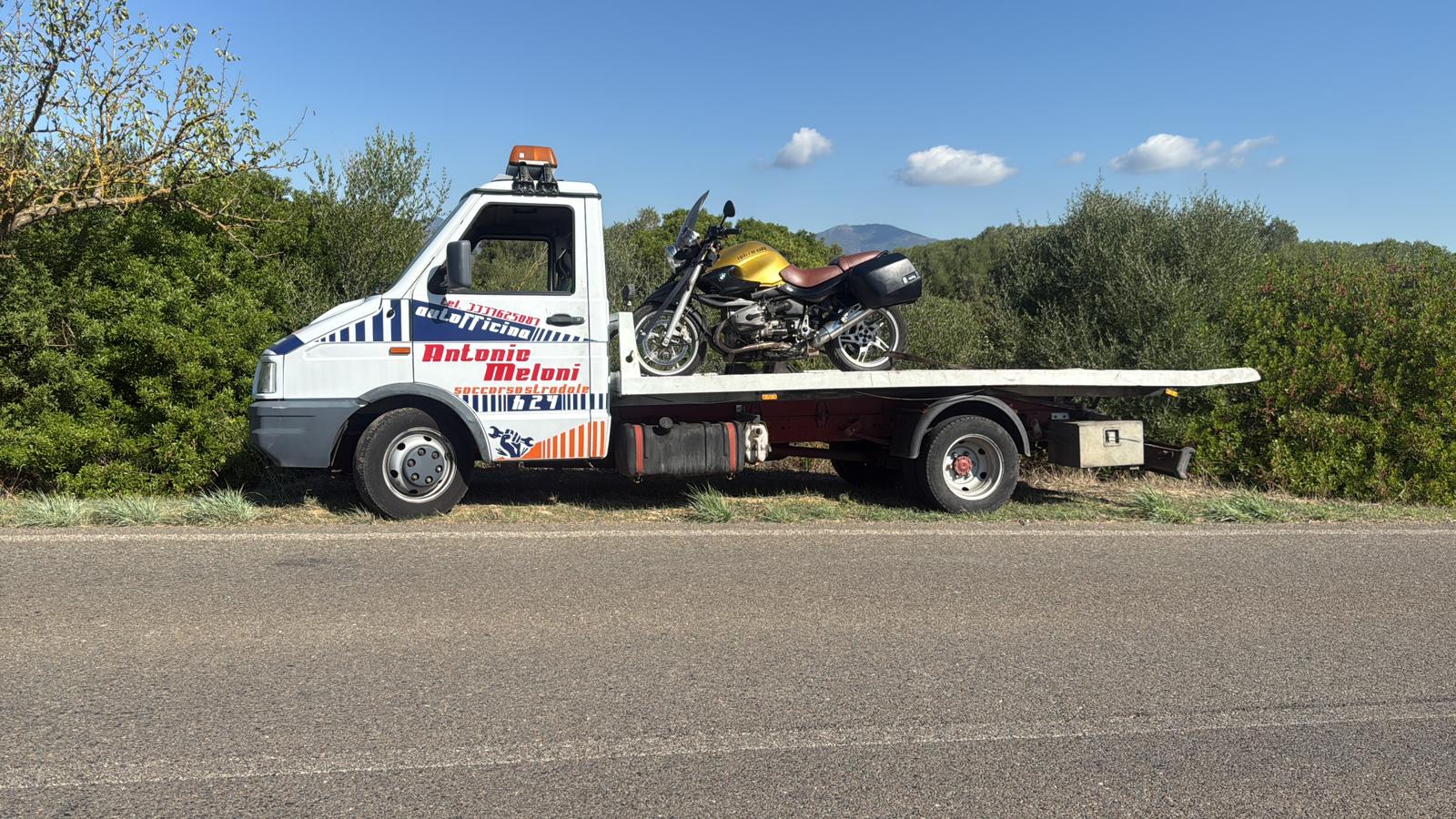Trasporto moto BMW sul pianale del carroattrezzi — soccorso moto Sulcis Iglesiente